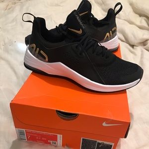 Brand new Womens Nike Air Max Bella TR 3, size 7